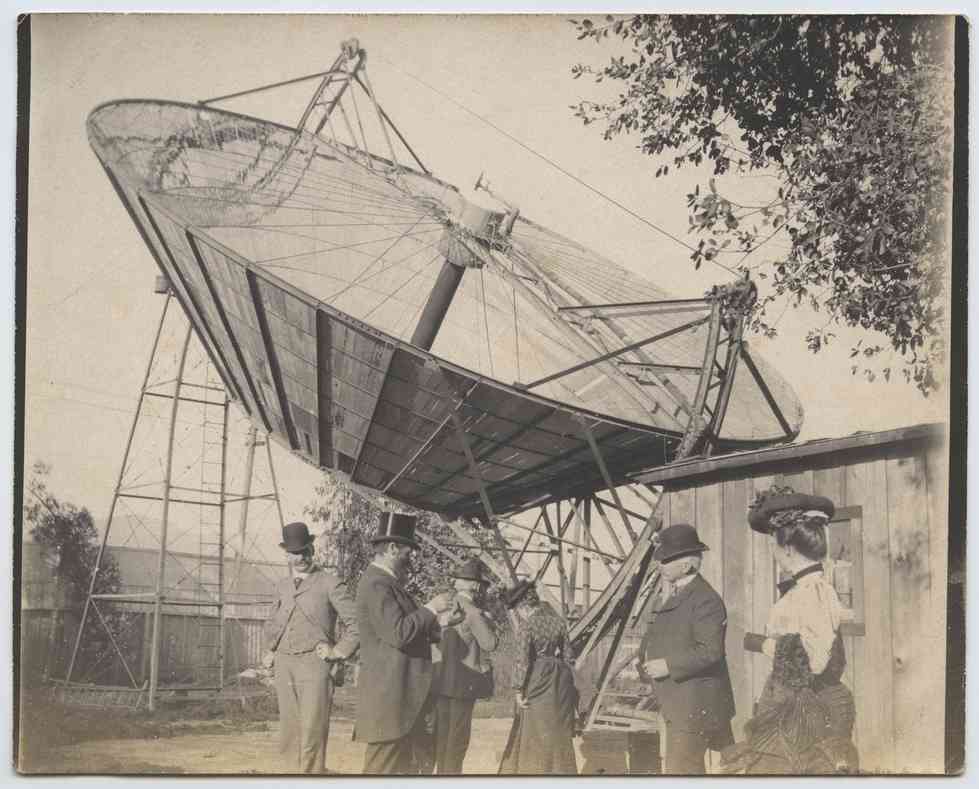 Solar-powered water pump located in South Pasadena, California, 1902.  Image courtesy of the DeGoyer Library, Southern Methodist University, Dallas, Texas.